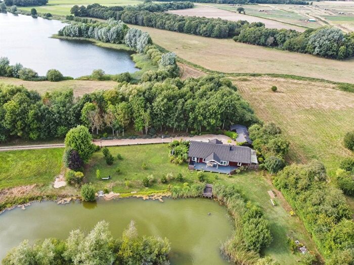 4 Bedroom Lodge For Sale In Wormegay Road, Blackborough End, King's Lynn, PE32
