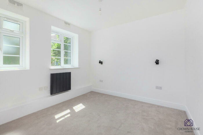 3 Bedroom Flat To Rent In Edgware Court, Edgware, Greater London, HA8