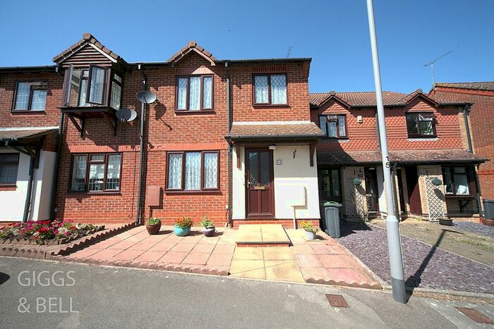 3 Bedroom Terraced House For Sale In Malthouse Green, Luton, Bedfordshire, LU2