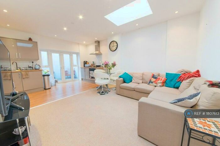 3 Bedroom Flat To Rent In Mile End Road, London, E1