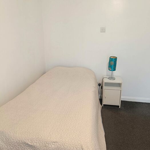 Studio To Rent In Highlands Close, Hounslow, TW3