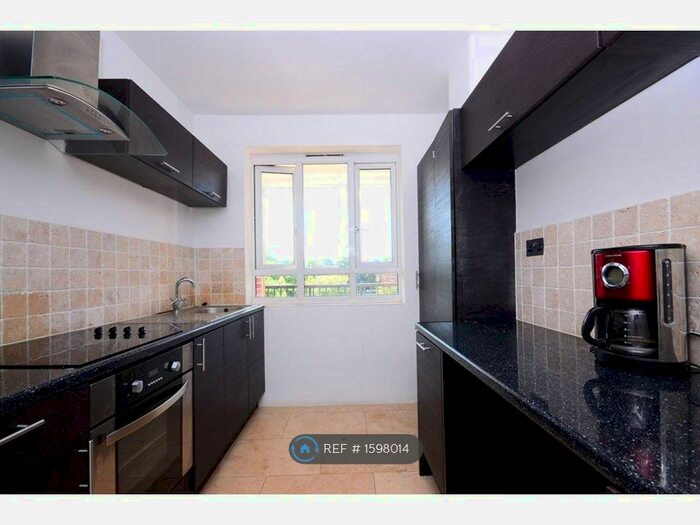 3 Bedroom Flat To Rent In Holdsworth House, London, SW2