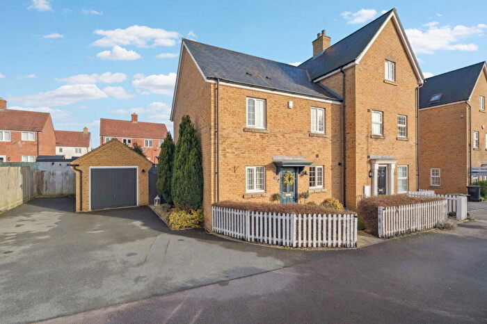 3 Bedroom Semi-Detached House For Sale In Ash Tree Covert, Silsoe, MK45