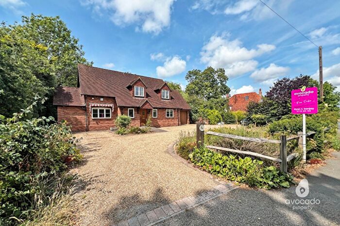 3 Bedroom Detached House For Sale In School Road, Hurst, Berkshire, RG10