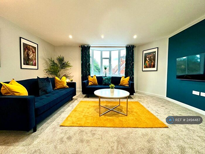 3 Bedroom Flat To Rent In West Mansions, Bournemouth, BH4