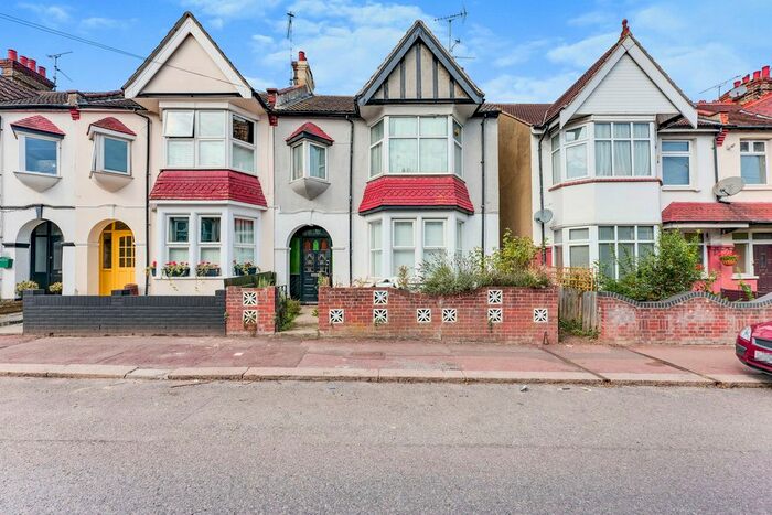 1 Bedroom Flat To Rent In Westbourne Grove, Westcliff-On-Sea, SS0