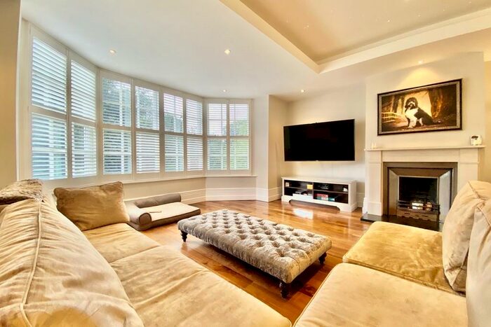 4 Bedroom Apartment To Rent In Scarcroft, Leeds, LS14