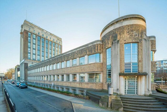 3 Bedroom Flat To Rent In Great West Quarter, Brentford, TW8