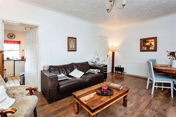 2 Bedroom Flat For Sale In Hadlow Road, Tonbridge, Kent, TN9