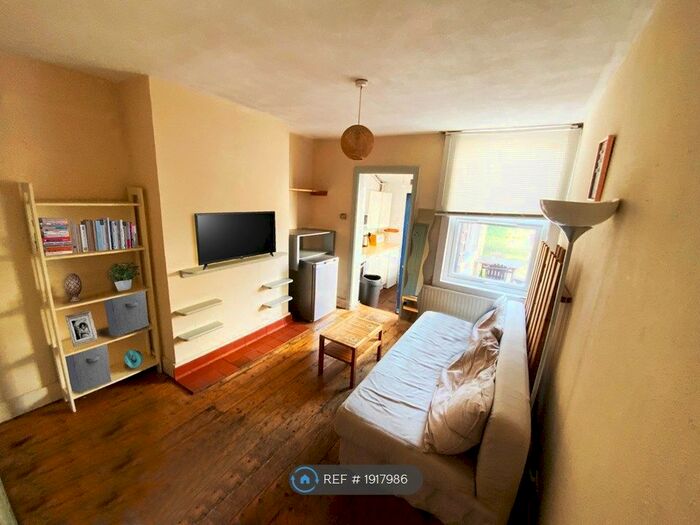 3 Bedroom Semi-Detached House To Rent In Denzil Road, Guildford, GU2