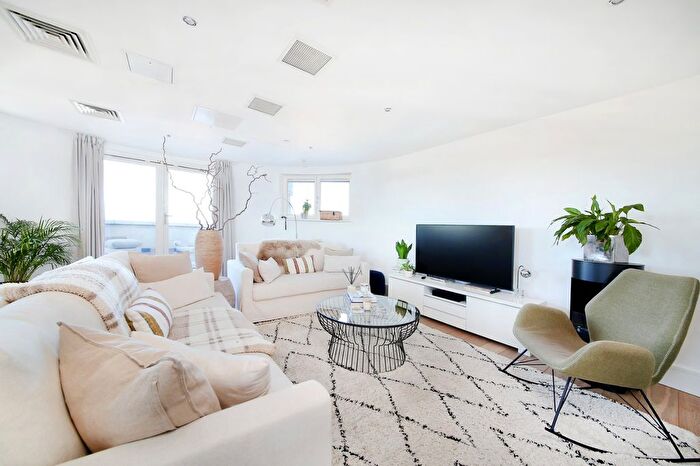 2 Bedroom Flat To Rent In St. Luke's Avenue, Clapham North, SW4