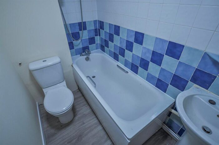 2 Bedroom Flat To Rent In Cedarwood Drive, St Albans, AL4
