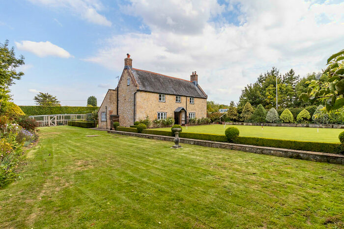 4 Bedroom Farm House To Rent In Main Road, Thorley, PO41