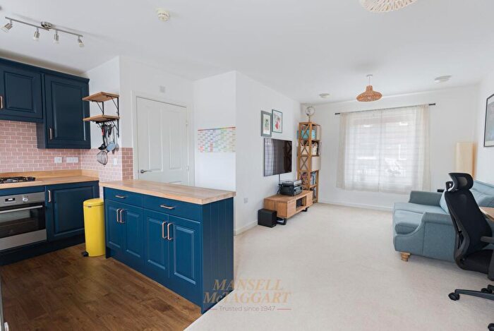 2 Bedroom Flat For Sale In Cornwell Avenue, Crawley, RH10