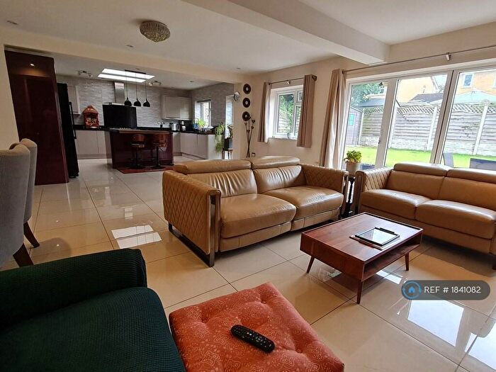 5 Bedroom Semi-Detached House To Rent In Knighton Close, South Croydon, CR2