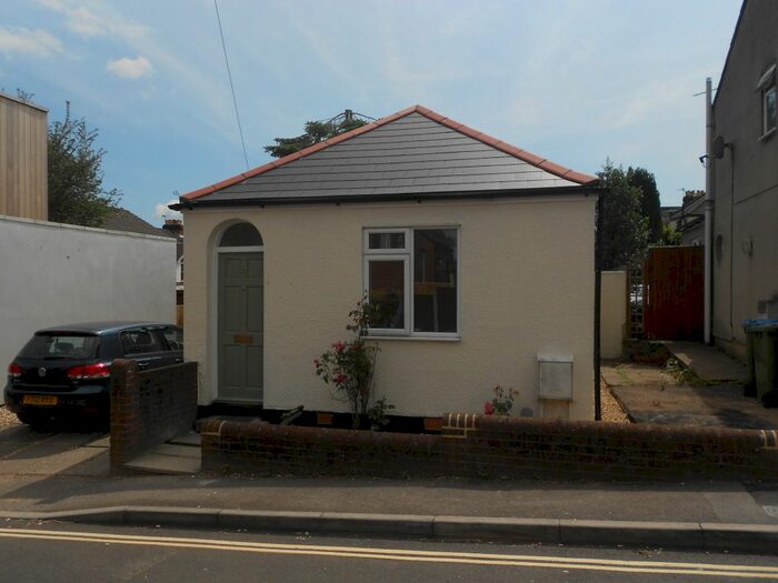 2 Bedroom Bungalow To Rent In Brickfield Road, Southampton, SO17