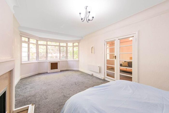 2 Bedroom Flat For Sale In Belsize Avenue, Hampstead, London, NW3