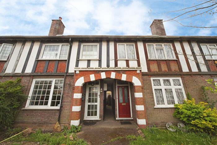 2 Bedroom Terraced House For Sale In Limbury Road, Luton, LU3