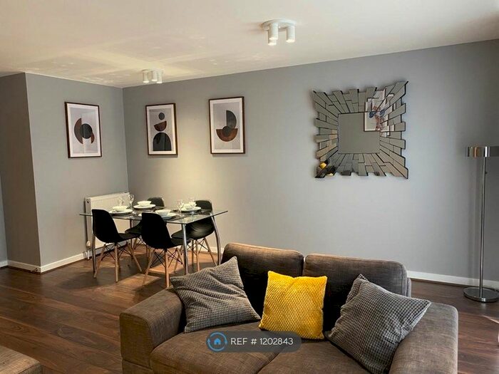 2 Bedroom Flat To Rent In Albion Gardens, Edinburgh, EH7