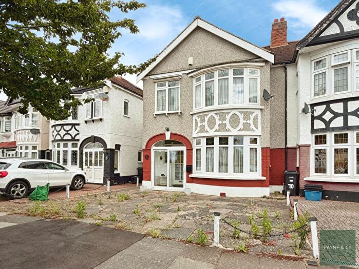 3 Bedroom End Of Terrace House For Sale In Northwood Gardens, Clayhall, Ilford, IG5