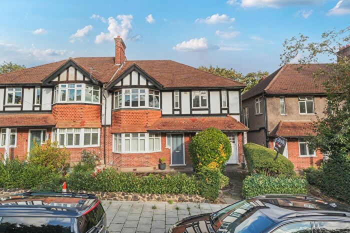 3 Bedroom Flat For Sale In Woodleigh Gardens, Streatham, London, SW16