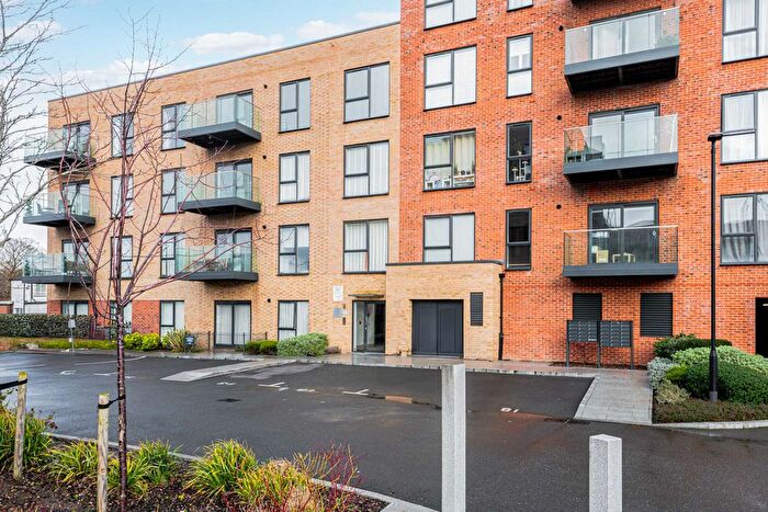 1 Bedroom Flat For Sale In Fairfax Drive, Westcliff-On-Sea, SS0