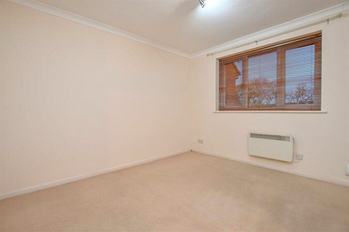 1 Bedroom Flat For Sale In Regency Court, Burleigh Road, St. Albans, AL1