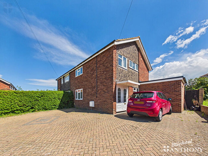 3 Bedroom Semi-Detached House For Sale In Meadowcroft, Aylesbury, HP19