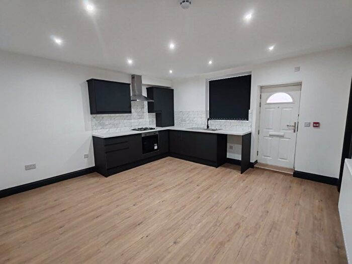 2 Bedroom Flat To Rent In Roundhay Road, Roundhay, Leeds, LS8