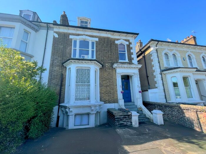 2 Bedroom Flat To Rent In Overcliffe, Gravesend, Kent, DA11