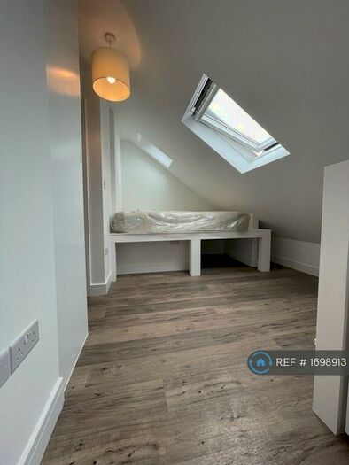 Studio To Rent In Hedge Lane, London, N13