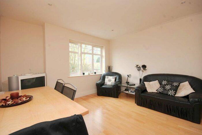 2 Bedroom Flat To Rent In Addlestone Park, Addlestone, KT15