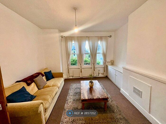2 Bedroom Flat To Rent In Deerdale Road, London, SE24