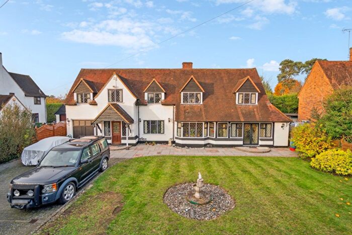 4 Bedroom Detached House For Sale In Elm Close, Farnham Common, SL2