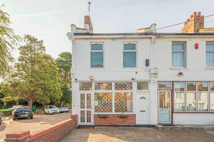 2 Bedroom Flat To Rent In Lodge Lane, North Finchley, London, N12