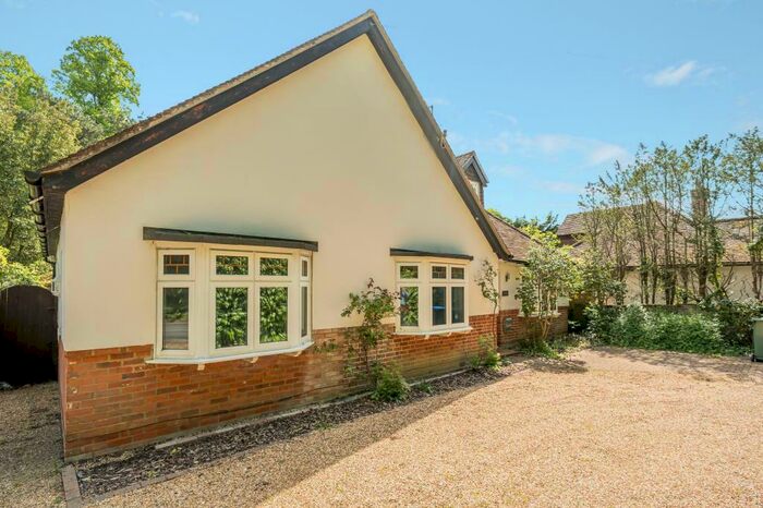 4 Bedroom Cottage To Rent In Knaphill, Woking, GU21