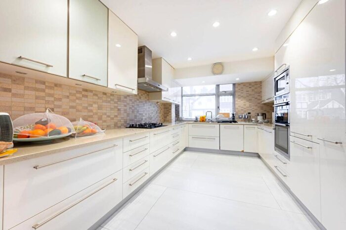 5 Bedroom Detached House For Sale In Lapstone Gardens, Kenton, Harrow, HA3