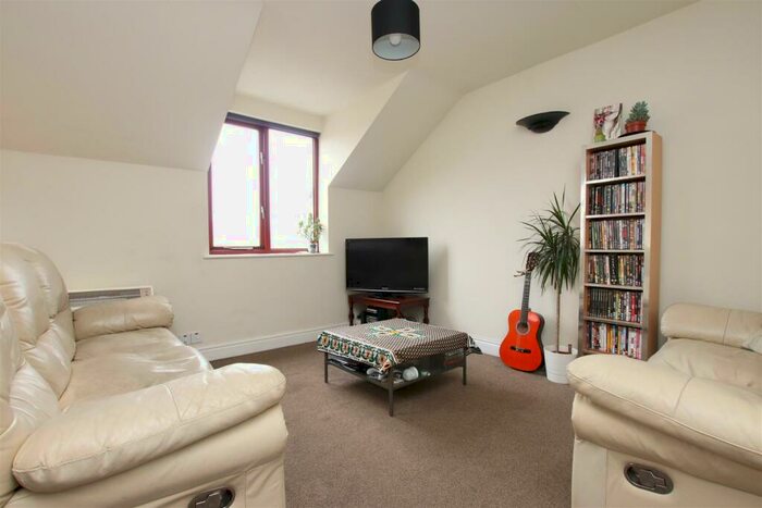 2 Bedroom Flat To Rent In High Street, Twerton, Bath, BA2
