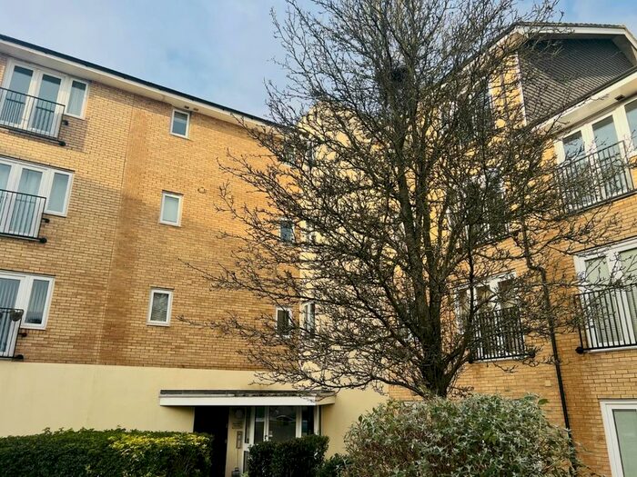2 Bedroom Flat To Rent In Waterfall Close, Hoddesdon, EN11