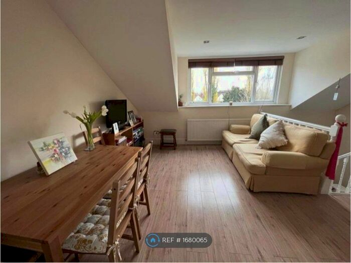 2 Bedroom Flat To Rent In Cricklewood, London, NW2