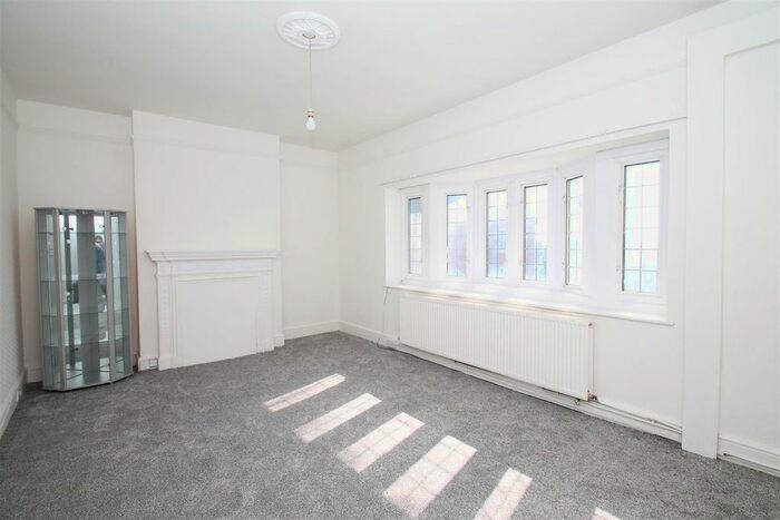 2 Bedroom Flat To Rent In Green Lanes, Palmers Green, London, N13