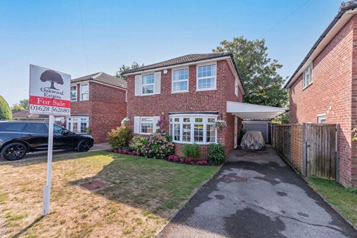 4 Bedroom Detached House For Sale In Barn Drive, Maidenhead, SL6