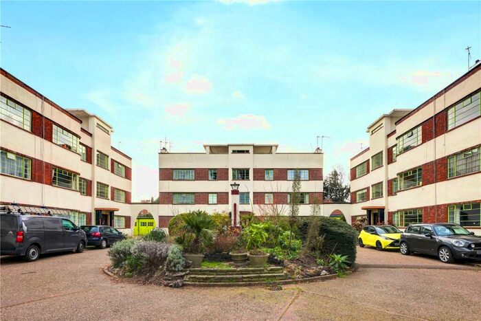 2 Bedroom Flat To Rent In The Shrubbery, Grosvenor Road, London, E11