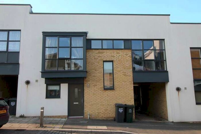 3 Bedroom Property To Rent In Courtyard Mews, Greenhithe, DA9