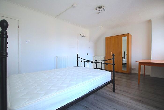 4 Bedroom Flat To Rent In Gale Street, London, E3
