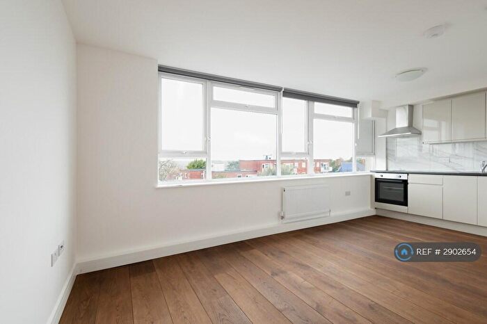Studio To Rent In Ballards Lane, London, N3