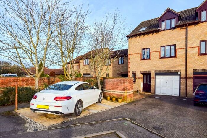 4 Bedroom Town House To Rent In Fircroft, Bicester, Oxfordshire, OX26