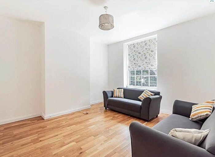 3 Bedroom Flat To Rent In Union Grove, London, SW8