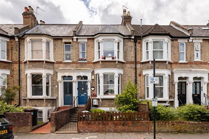 3 Bedroom Flat For Sale In Grayling Road, London, N16