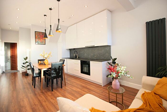 3 Bedroom Flat For Sale In Darwin Road, London, W5